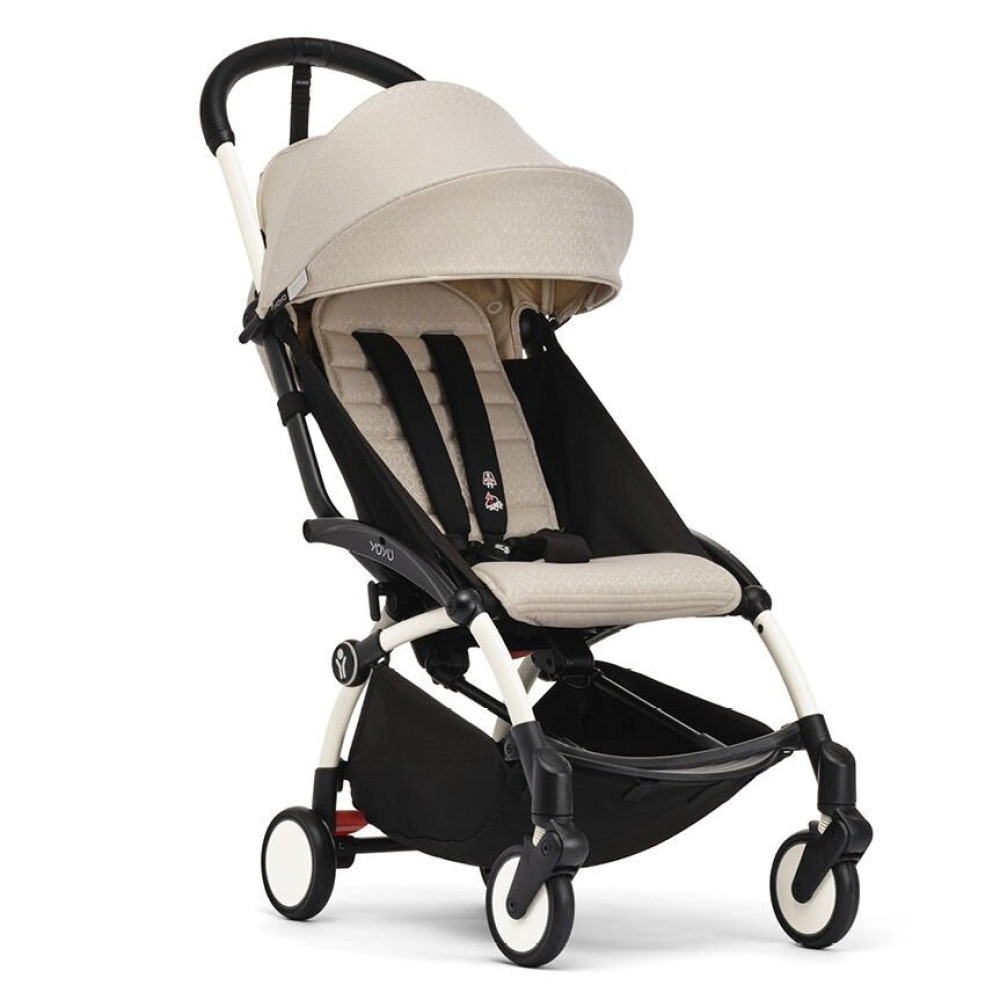 Stokke YOYO 3 - lekki wózek spacerowy, kompaktowa spacerówka do samolotu i podróży, kolor ramy biały • Bonpoint Beige White