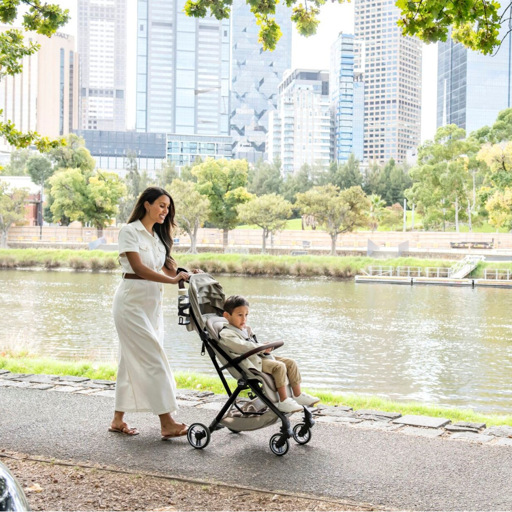 Britax Romer Flylite - легка прогулянкова коляска, візок для літака, швидке складання • Teak