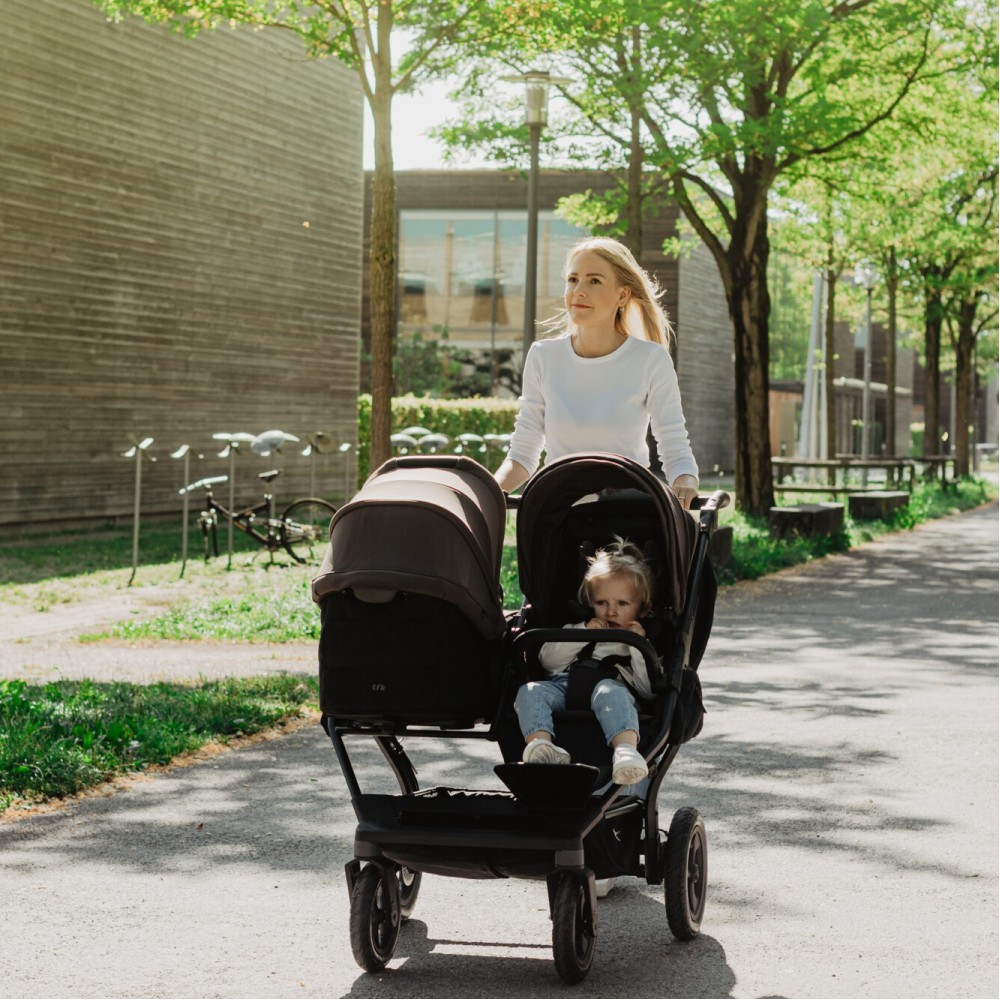 TFK Duo 2 Combi - wózek bliźniaczy 2w1, jeden obok drugiego, wózek rok po roku (pompowane koła) • Brown