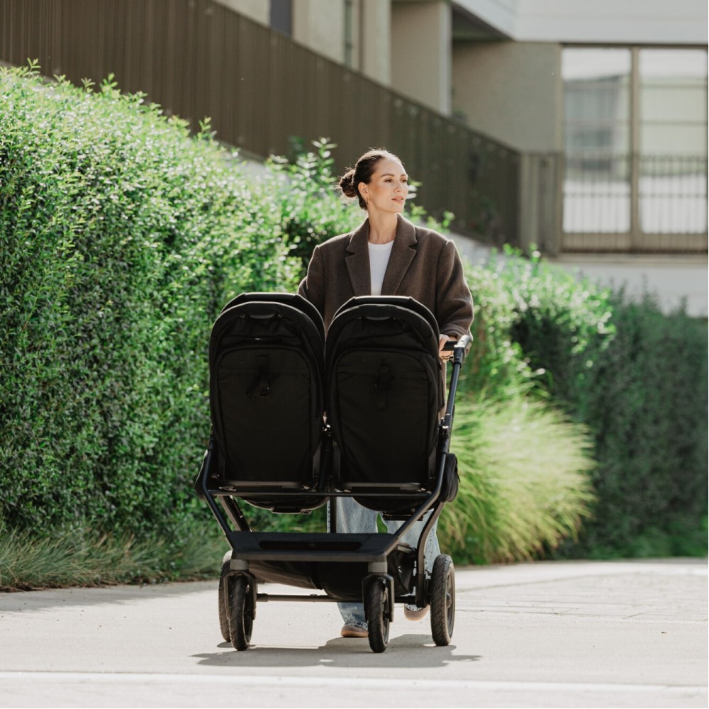 TFK Duo 2 Combi - wózek bliźniaczy 2w1, jeden obok drugiego, wózek rok po roku (pompowane koła) • Brown