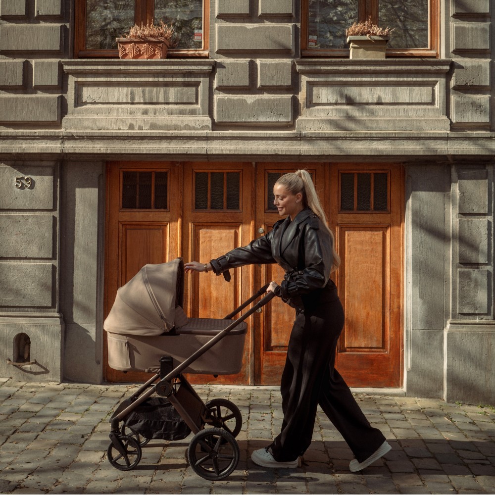 Venicci Upline 3 - дитяча коляска 2в1 зі складною люлькою • Sand