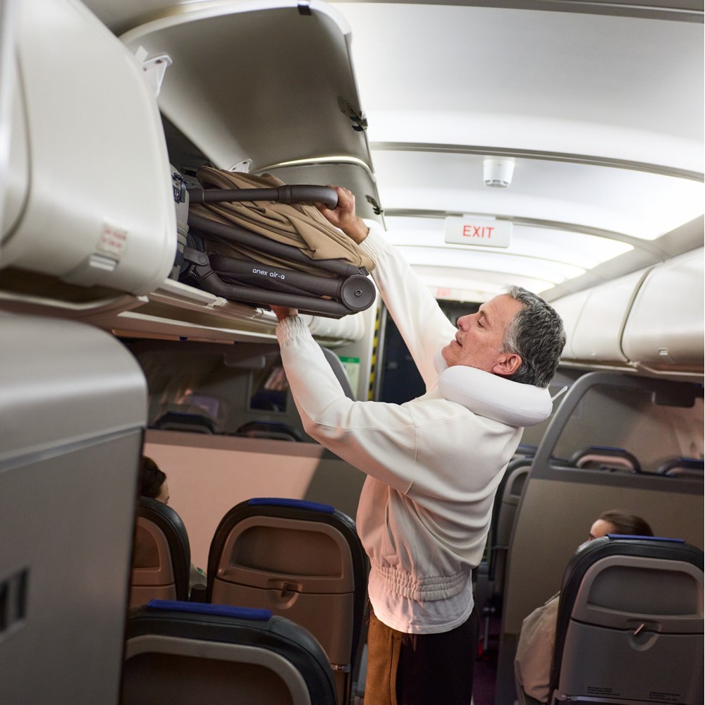 Anex Air-Q - lekki wózek dziecięcy 2w1, kompaktowy wózek podróżny, gondola składana razem ze stelażem do rozmiarów bagażu podręcznego • Karamell