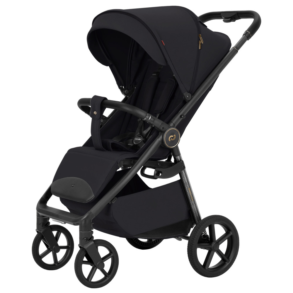 Carrello Bravo Carbon 2026 CRL-5530 - wózek spacerowy całoroczny z lampką LED, ulepszona amortyzacja, magnetyczne zapięcie pasów, rączka teleskopowa • Deep Black