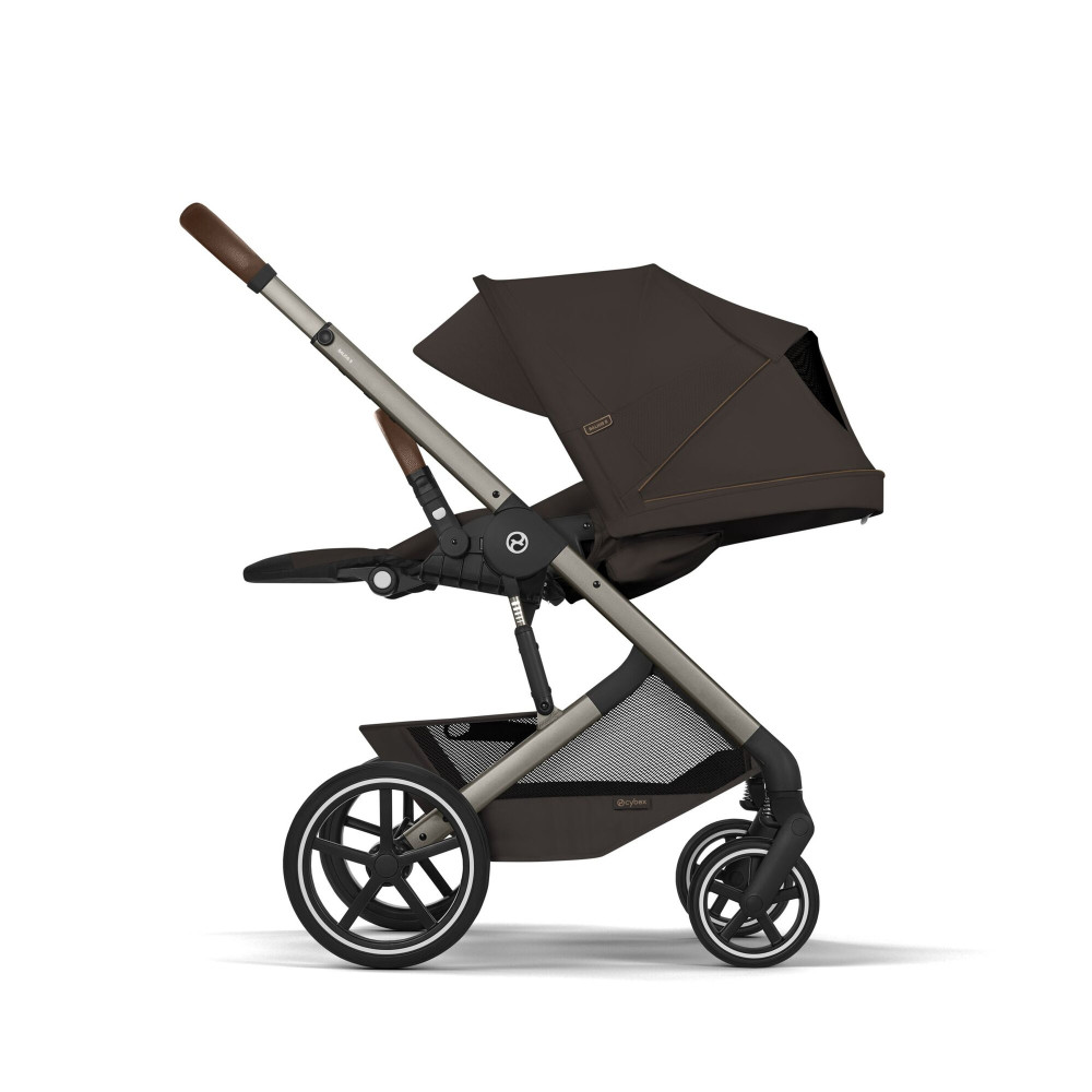 Cybex Balios S Lux 2026 - wózek spacerowy z odwracanym siedziskiem, pozycją leżącą i składaniem jedną ręką • Chocolate Brown