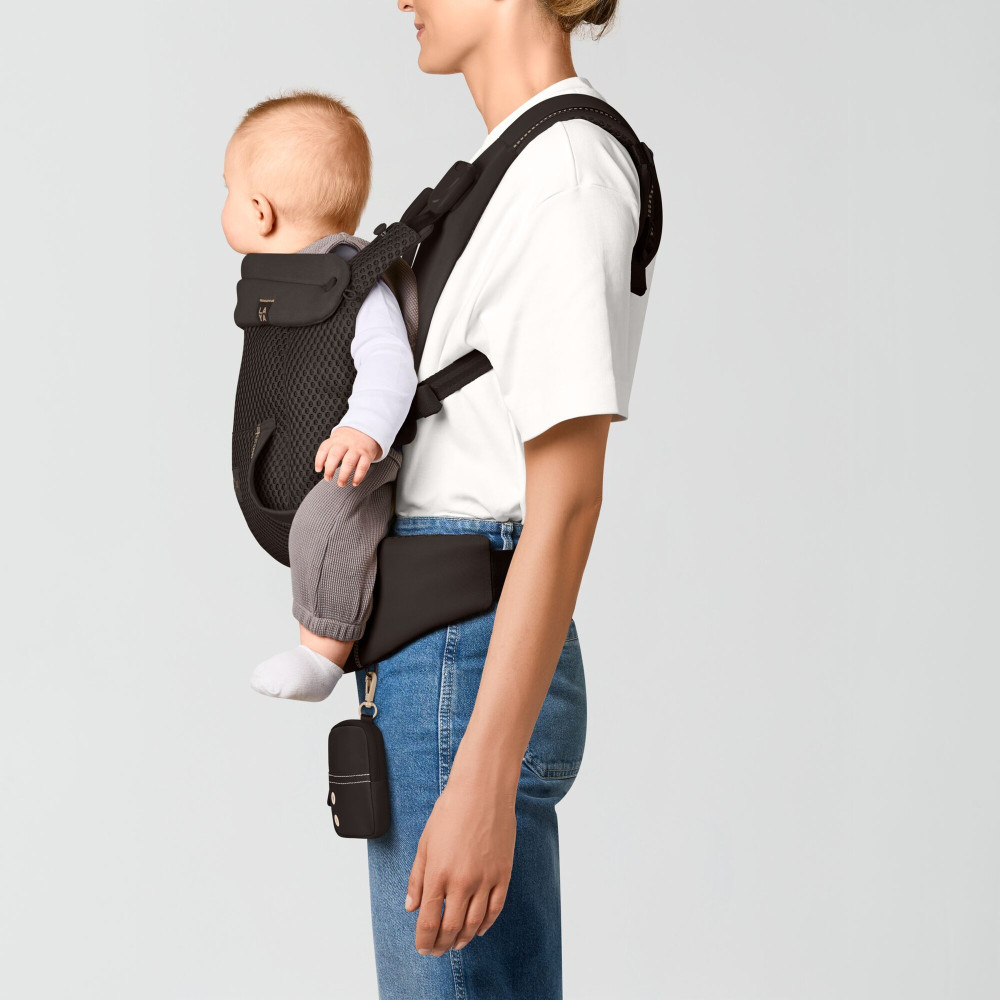 Cybex Laya - ergonomiczne nosidełko dla dzieci od urodzenia do ok. 3 lat, z kieszenią kangurka i odpinaną portmonetką, magnetyczne klamry • Chocolate Brown Cybex Laya - ergonomiczne nosidełko dla dzieci od urodzenia do ok. 3 lat, z kieszenią kangurka i odpinaną portmonetką, magnetyczne klamry • Chocolate Brown