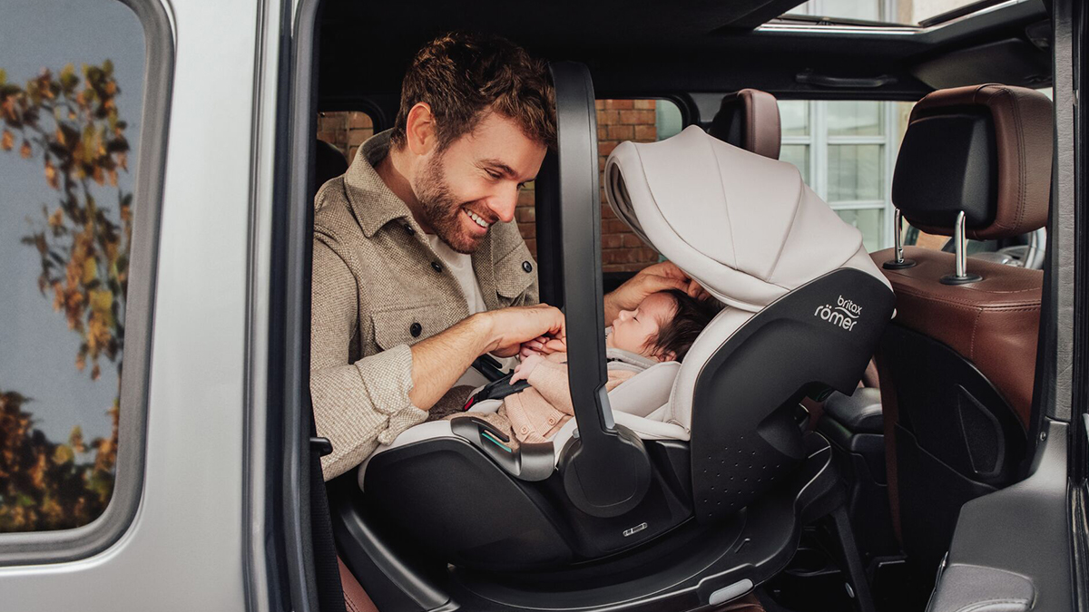 nosidełko Britax Romer Baby-Safe Pro Soft Taupe rozkładany, obrotowy fotelik samochodowy 2024 r 