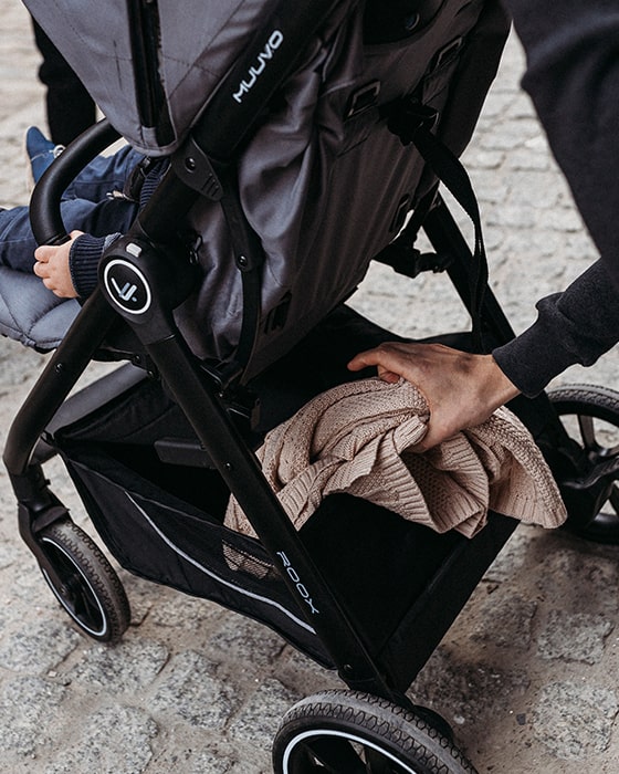 Obszerny kosz zakupowy Muuvo Roox wózek spacerowy