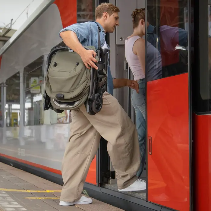 Rama składa się do rozmiaru bagażu podręcznego, Carrello Magia 2.0 CRL-6655 - lekki wózek dziecięcy 2w1, kompaktowy wózek podróżny, gondola składana razem ze stelażem do rozmiarów bagażu podręcznego • Malted Green