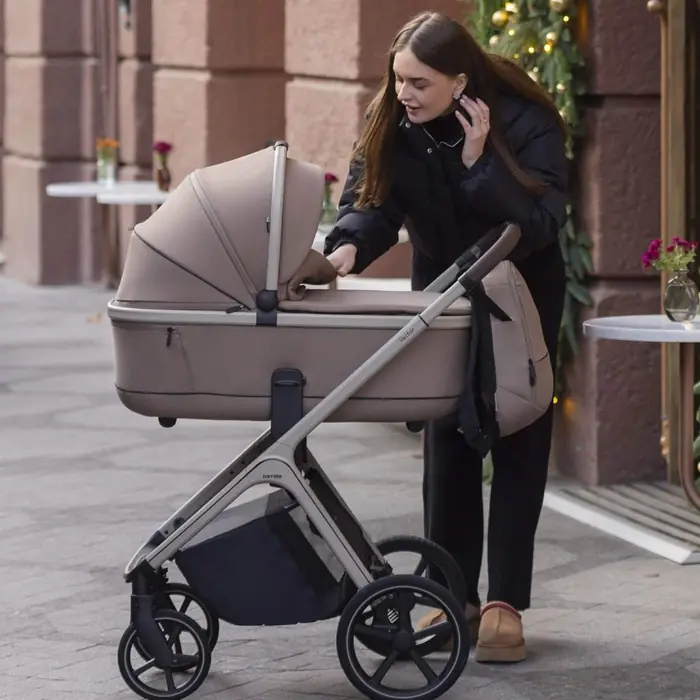 Styl i komfort na co dzień, Carrello Vector CRL-6553 - uniwersalny wózek dziecięcy 2w1 z głęboką gondolą i regulacją wysokości gondoli bez adapterów • Walnut Beige