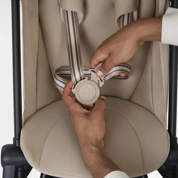 Pięciopunktowe pasy bezpieczeństwa, Cybex Agis - lekki wózek spacerowy podróżny, ultrakompaktowy po złożeniu • Almond Beige