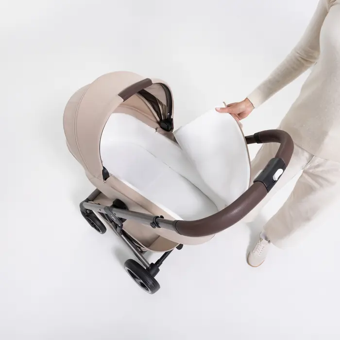 Przestronna gondola z materacem piankowym, Cybex Balios S Lux 2026 - wózek 2w1 ze składaną gondolą i odwracanym siedziskiem • Almond Beige