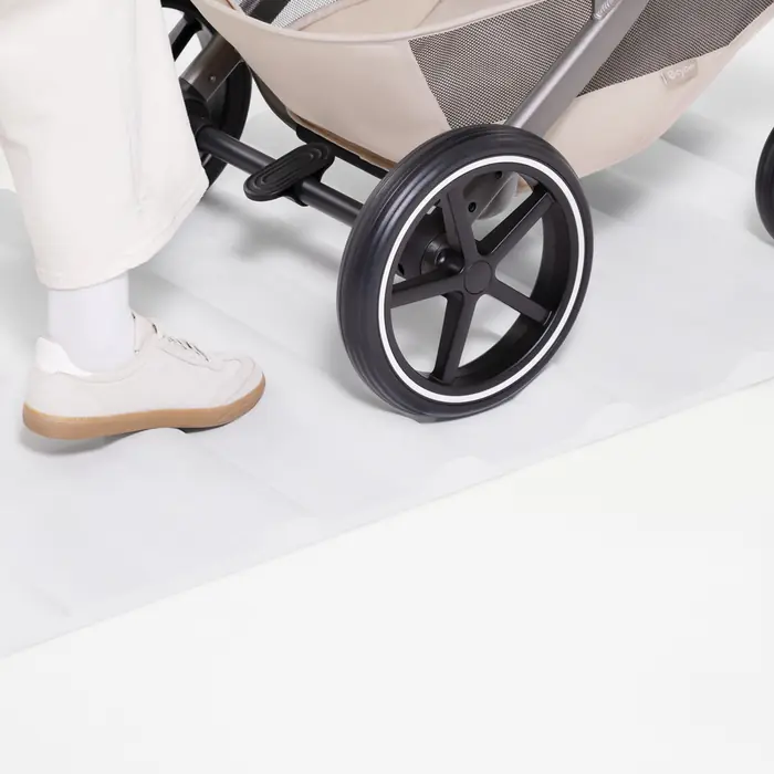 Koła terenowe odporne na przebicie, Cybex Balios S Lux 2026 - wózek spacerowy z odwracanym siedziskiem, pozycją leżącą i składaniem jedną ręką • Almond Beige