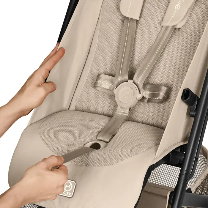 Pasy z systemem jednego pociągnięcia, Cybex Beezy 2026 - miejski wózek spacerowy z pozycją leżącą, składany jedną ręką • Almond Beige