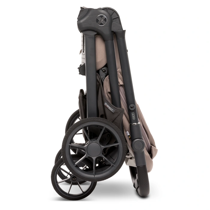 Płaskie, kompaktowe złożenie, Mast M.7 - wózek spacerowy premium z odwracanym siedziskiem, kompaktowe składanie, koła ETPU • Dark Grey