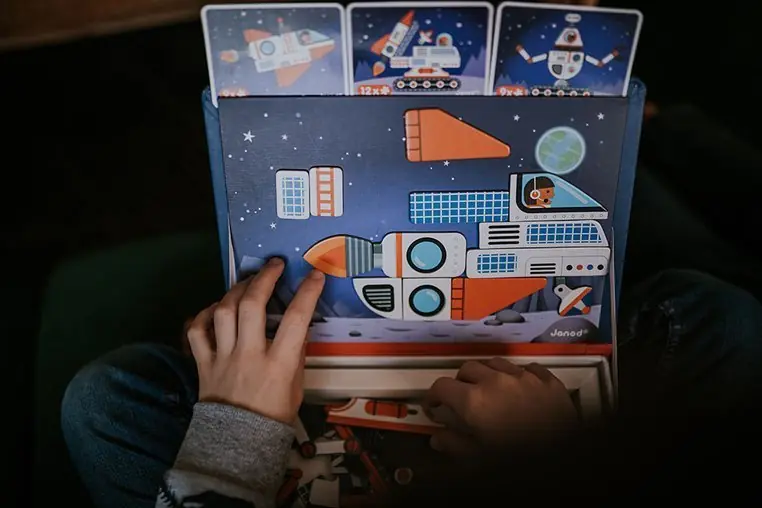 Janod magnetyczna układanka Kosmos Magnetibook (J02589)