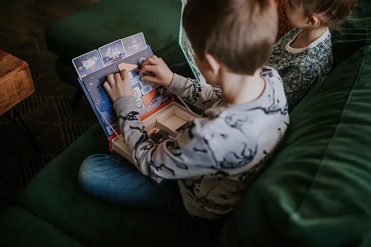 Janod magnetyczna układanka Kosmos Magnetibook (J02589)